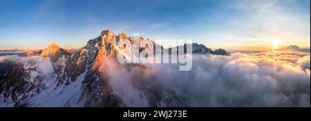 Blick aus der Vogelperspektive auf den Pizzo Camino bei Sonnenuntergang im Winter. Schilpario, Val di Scalve, Bezirk bergamo, Lombardei, Italien. Stockfoto