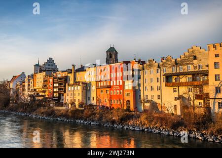 Häuserreihe in Wasserburg am Inn, romantische bayerische Stadt am Inn im goldenen Nachmittagswinterlicht, Blick von der Brücke Stockfoto