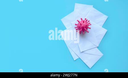 Computerviren verbreiten sich über E-Mail-Konzept.Bedrohung durch Malware, Virus, trojaner oder Hacker. Stockfoto