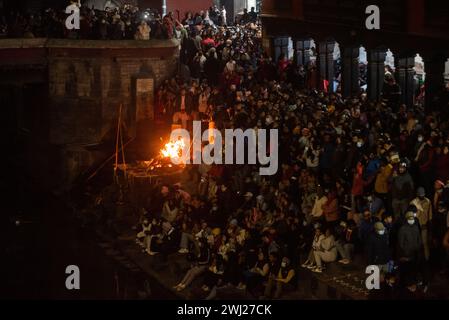 Hinduistische Gläubige versammeln sich im Pashupatinath Tempel am Ufer des heiligen Krematoriums am Bagmati River, um am Montag, dem Tag des Herrn Shiva, Kathmandu, Nepal, am Montag, den 12. Februar 2024 das Abendgebet zu hören Stockfoto