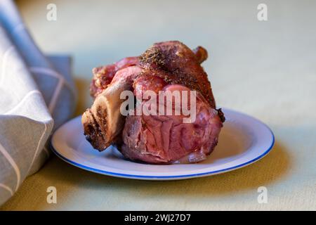 Schweinehaxe auf einem kleinen Teller Stockfoto