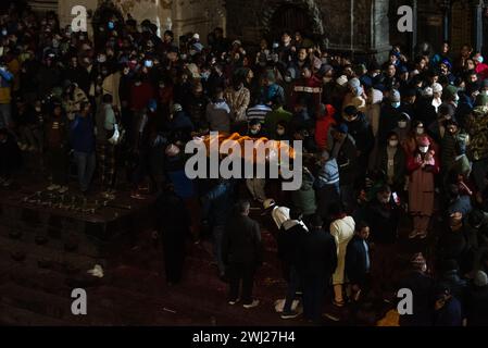 Hinduistische Gläubige versammeln sich im Pashupatinath Tempel am Ufer des heiligen Krematoriums am Bagmati River, um am Montag, dem Tag des Herrn Shiva, Kathmandu, Nepal, am Montag, den 12. Februar 2024 das Abendgebet zu hören Stockfoto