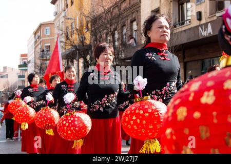 Chinesische Neujahrsparade Aus Holz. In diesem Fall sehen wir den Tanz mit roten Ballons, getragen von chinesischen Frauen Stockfoto