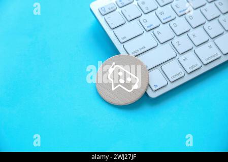 Chatbot-Konzept. Gespräch mit Roboterassistent.AI und FAQ-Konzept.Fragen stellen und Antworten erhalten. Stockfoto