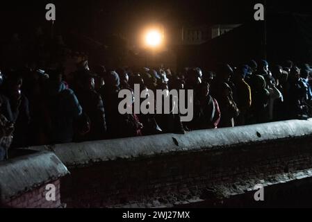 Hinduistische Gläubige versammeln sich im Pashupatinath Tempel am Ufer des heiligen Krematoriums am Bagmati River, um am Montag, dem Tag des Herrn Shiva, Kathmandu, Nepal, am Montag, den 12. Februar 2024 das Abendgebet zu hören Stockfoto