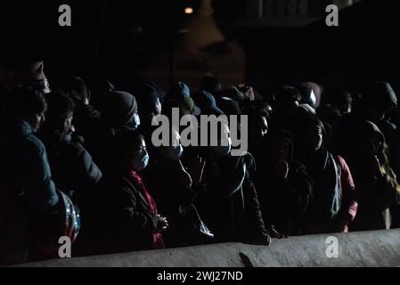 Hinduistische Gläubige versammeln sich im Pashupatinath Tempel am Ufer des heiligen Krematoriums am Bagmati River, um am Montag, dem Tag des Herrn Shiva, Kathmandu, Nepal, am Montag, den 12. Februar 2024 das Abendgebet zu hören Stockfoto