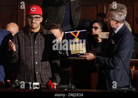 Neapel, Italien. Februar 2024. Der neapolitanische Sänger Emanuele Palumbo aka Geolier, an den Angevin männlich, um die Plakette vom Bürgermeister von Neapel Gaetano Manfredi zu erhalten, um den Erfolg des Sanremo 2024 Festivals zu feiern Credit: Independent Photo Agency/Alamy Live News Stockfoto