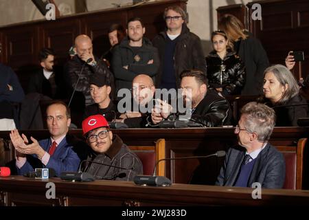 Neapel, Italien. Februar 2024. Der neapolitanische Sänger Emanuele Palumbo aka Geolier, an den Angevin männlich, um die Plakette vom Bürgermeister von Neapel Gaetano Manfredi zu erhalten, um den Erfolg des Sanremo 2024 Festivals zu feiern Credit: Independent Photo Agency/Alamy Live News Stockfoto