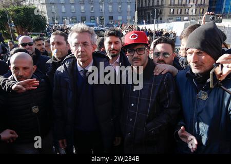 Neapel, Italien. Februar 2024. Der neapolitanische Sänger Emanuele Palumbo aka Geolier, an den Angevin männlich, um die Plakette vom Bürgermeister von Neapel Gaetano Manfredi zu erhalten, um den Erfolg des Sanremo 2024 Festivals zu feiern Credit: Independent Photo Agency/Alamy Live News Stockfoto