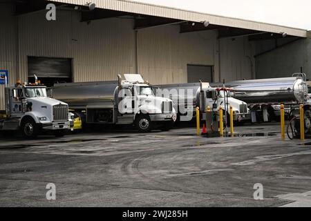 Honolulu, HI - 13. Dezember 2023: Tankwagen betanken im Vertriebszentrum der Chevron Energy Petroleum Industry Distribution Center, Laderampen, Lieferung. Stockfoto