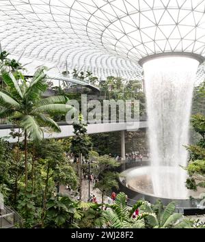 Touristen besuchen den berühmten Wasserfall am Jewel in Changi Airport Stockfoto