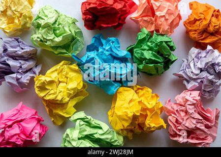 Mehrfarbige zerknitterte Kugeln auf weißem Hintergrund. Stockfoto
