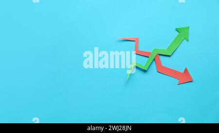 Rotes und grünes Pfeildiagramm auf blauem Hintergrund. Kopierbereich. Stockfoto