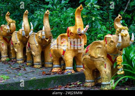 Goldene Elefantenstatuen vor dem thailändischen Tempel Stockfoto