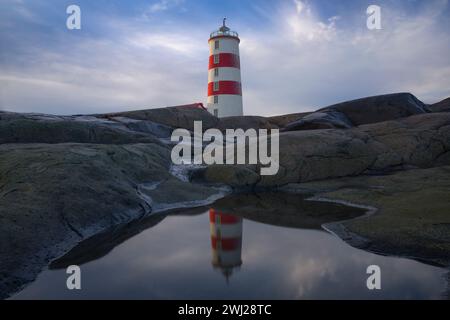 Reflexion des Leuchtturms Pointe-des-Monts in der Abenddämmerung Stockfoto