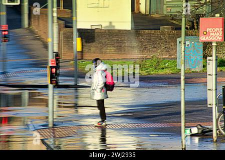 Glasgow, Schottland, Großbritannien. Februar 2024. Wetter in Großbritannien: Kaltstart sah Einheimische auf den Straßen im Zentrum der Stadt. Schlaglöcher, Verkehr und Kreuzungen plagen die Stadt nach wie vor. Credit Gerard Ferry/Alamy Live News Stockfoto