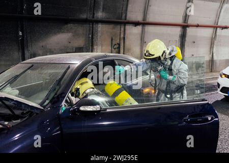 Feuerwehrleute arbeiten an Verkehrsunfällen. Stockfoto