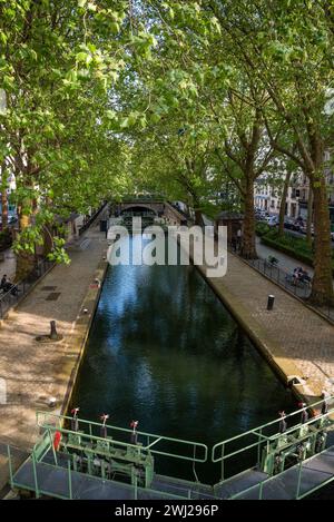 Ruhiger Kanal Saint Martin in Paris im Sommer Stockfoto