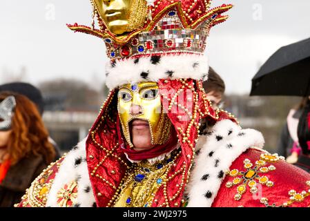 Maastricht, Niederlande. 11. Februar 2024: Teilnehmer an der Karnevalsparade durch Maastrichter Innenstadt am Karnevalssonntag. Anna Carpendale/Alamy Live News Stockfoto