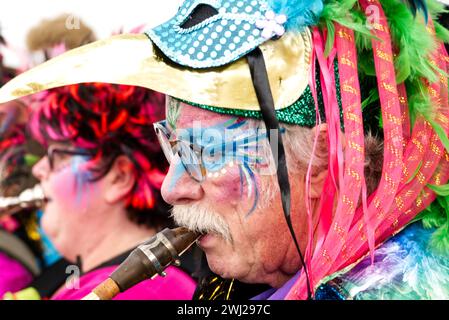 Maastricht, Niederlande. 11. Februar 2024: Teilnehmer an der Karnevalsparade durch Maastrichter Innenstadt am Karnevalssonntag. Musiker, der ein Blasinstrument spielt. Anna Carpendale/Alamy Live News Stockfoto