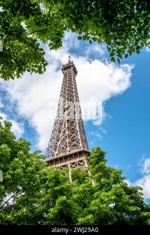 Blick auf den Eiffelturm im Sommer, Paris Stockfoto