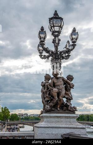 Kunstvolles klassizistisches Straßenlicht in Paris Stockfoto