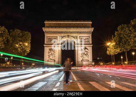 Nächtlicher Verkehr auf den Champs-Elysées und dem Arc de Triomph Stockfoto