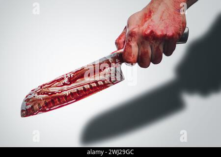 Männliche Hand mit einem Messer in Blutflecken, der Schatten auf weißem Hintergrund wirft Stockfoto