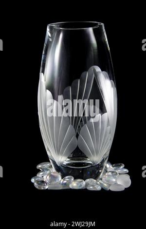 Große Kristallvase auf schwarzem Hintergrund Stockfoto