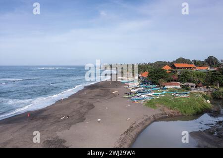 Luftdrohnenlandschaft der Küste von Canggu in Bali Indonesien Stockfoto