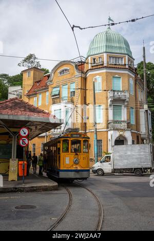 Wunderschöner Blick auf die gelbe traditionelle Straßenbahn im Santa Teresa Viertel Stockfoto