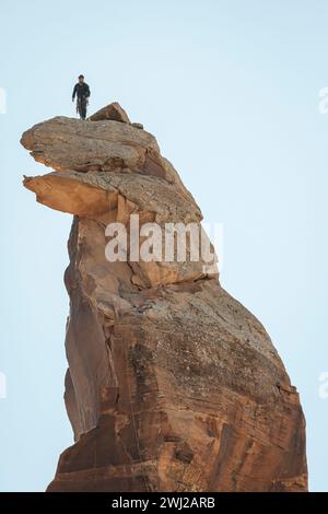 Niedriger Winkel des Bergsteigers auf dem Gipfel der felsigen Klippe Stockfoto
