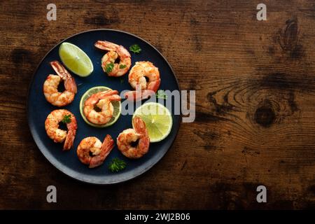 Shrimps, über dem Kopf flach, auf einem rustikalen hölzernen Hintergrund Stockfoto