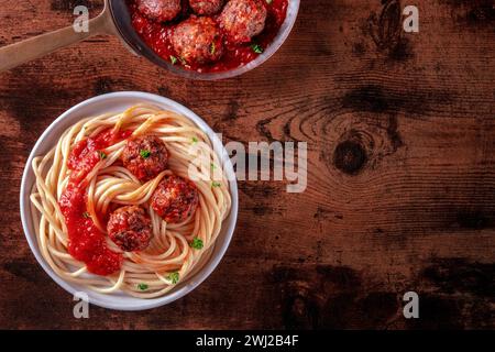 Fleischbällchen. Rindfleischbällchen, oben in einer Pfanne geschossen und mit einem Teller Spaghetti Stockfoto