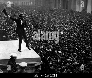 Douglas Fairbanks verkaufte Liberty Loans während der dritten Darlehensfahrt im Sub-Treasury Building versammelte sich eine riesige Menschenmenge in New York City. 1918 Stockfoto