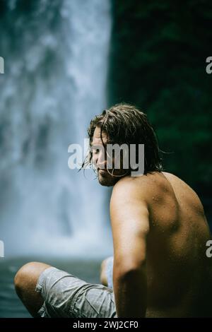 Reisender, im Dschungel, geht zum Nungnung Wasserfall. Bali Stockfoto