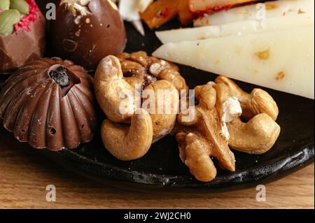 Ziegenkäse, Nüsse und Honig auf einem Teller und Kaffee daneben Stockfoto