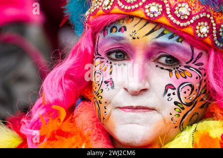 Maastricht, Niederlande. 11. Februar 2024: Teilnehmer an der Karnevalsparade durch Maastrichter Innenstadt am Karnevalssonntag. Anna Carpendale/Alamy Live News Stockfoto