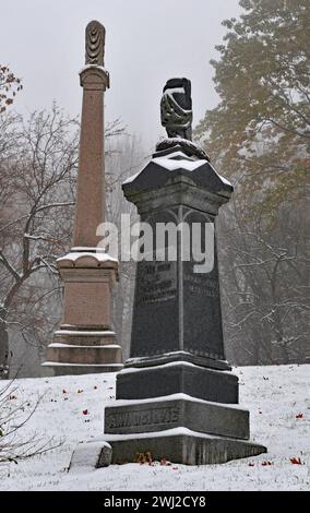 Das Grab des kanadischen Politikers und Geschäftsmannes Alexander Walker Ogilvie auf dem Mount Royal Cemetery in Montreal. Stockfoto