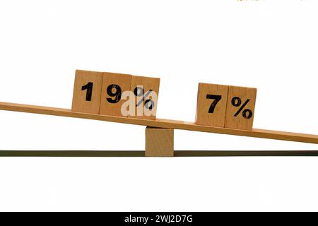 7% und 19% Zahlen geschrieben auf Wooden Cube in Dysbalance. Würfel mit Text. Konzept der Mehrwertsteuererhöhung Stockfoto