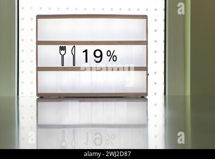 Erhöhung der Mehrwertsteuer in der Gastronomie. Meldung auf weißem Schild. Konzept der Erhöhung des Mehrwertsteuersatzes auf 19 % Stockfoto