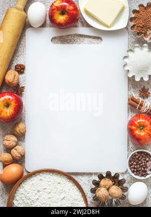 Leeres Schneidebrett und Zutaten für Herbst- und Winterbacken mit Äpfeln und Gewürzen Stockfoto
