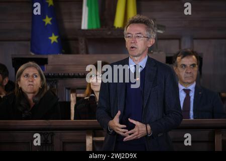 Neapel, Italien. Februar 2024. Foto Alessandro Garofalo/LaPresse12-02-2024 Napoli, Italia nella Sala dei Baroni del Maschio Angioino, il sindaco di Napoli Gaetano Manfredi consegner&#xe0; una targa personalizzata al cantante Geolier per Celebrare il successo ottenuto al Festival di Sanremo 2024. 12. Februar 2024 Neapel, Italien News im Sala dei Baroni del Maschio Angioino wird der Bürgermeister von Neapel Gaetano Manfredi dem Sänger Geolier eine personalisierte Gedenktafel überreichen, um den Erfolg des Sanremo Festivals 2024 zu feiern. Quelle: LaPresse/Alamy Live News Stockfoto