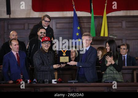 Neapel, Italien. Februar 2024. Foto Alessandro Garofalo/LaPresse12-02-2024 Napoli, Italia nella Sala dei Baroni del Maschio Angioino, il sindaco di Napoli Gaetano Manfredi consegner&#xe0; una targa personalizzata al cantante Geolier per Celebrare il successo ottenuto al Festival di Sanremo 2024. 12. Februar 2024 Neapel, Italien News im Sala dei Baroni del Maschio Angioino wird der Bürgermeister von Neapel Gaetano Manfredi dem Sänger Geolier eine personalisierte Gedenktafel überreichen, um den Erfolg des Sanremo Festivals 2024 zu feiern. Quelle: LaPresse/Alamy Live News Stockfoto