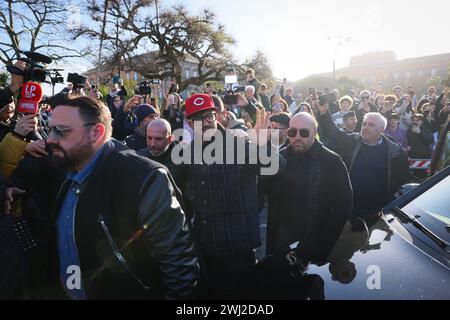 Neapel, Italien. Februar 2024. Foto Alessandro Garofalo/LaPresse12-02-2024 Napoli, Italia nella Sala dei Baroni del Maschio Angioino, il sindaco di Napoli Gaetano Manfredi consegner&#xe0; una targa personalizzata al cantante Geolier per Celebrare il successo ottenuto al Festival di Sanremo 2024. 12. Februar 2024 Neapel, Italien News im Sala dei Baroni del Maschio Angioino wird der Bürgermeister von Neapel Gaetano Manfredi dem Sänger Geolier eine personalisierte Gedenktafel überreichen, um den Erfolg des Sanremo Festivals 2024 zu feiern. Quelle: LaPresse/Alamy Live News Stockfoto