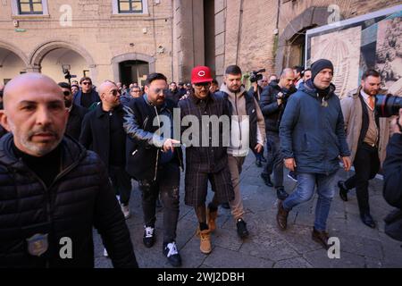 Neapel, Italien. Februar 2024. Foto Alessandro Garofalo/LaPresse12-02-2024 Napoli, Italia nella Sala dei Baroni del Maschio Angioino, il sindaco di Napoli Gaetano Manfredi consegner&#xe0; una targa personalizzata al cantante Geolier per Celebrare il successo ottenuto al Festival di Sanremo 2024. 12. Februar 2024 Neapel, Italien News im Sala dei Baroni del Maschio Angioino wird der Bürgermeister von Neapel Gaetano Manfredi dem Sänger Geolier eine personalisierte Gedenktafel überreichen, um den Erfolg des Sanremo Festivals 2024 zu feiern. Quelle: LaPresse/Alamy Live News Stockfoto