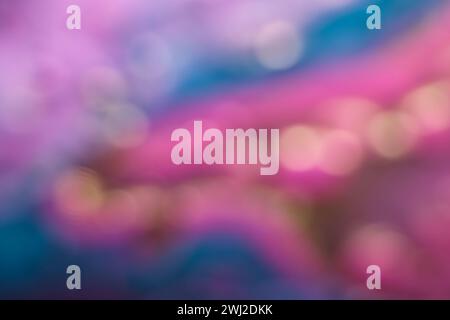 Glatter verlaufender Hintergrund mit rosa, türkisfarbenen und gelben Farben. Verschwommene Abstraktion Stockfoto