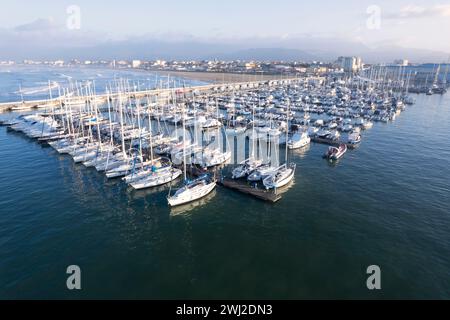 Aus der Vogelperspektive auf den Touristenhafen von Viareggio Tuscany Italien Stockfoto