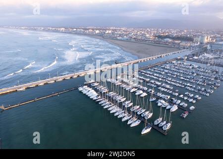 Aus der Vogelperspektive auf den Touristenhafen von Viareggio Tuscany Italien Stockfoto