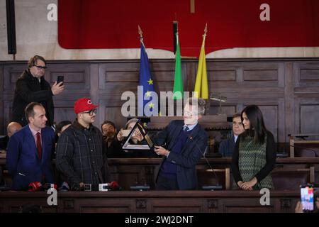 Neapel, Italien. Februar 2024. Foto Alessandro Garofalo/LaPresse12-02-2024 Napoli, Italia nella Sala dei Baroni del Maschio Angioino, il sindaco di Napoli Gaetano Manfredi consegner&#xe0; una targa personalizzata al cantante Geolier per Celebrare il successo ottenuto al Festival di Sanremo 2024. 12. Februar 2024 Neapel, Italien News im Sala dei Baroni del Maschio Angioino wird der Bürgermeister von Neapel Gaetano Manfredi dem Sänger Geolier eine personalisierte Gedenktafel überreichen, um den Erfolg des Sanremo Festivals 2024 zu feiern. Quelle: LaPresse/Alamy Live News Stockfoto